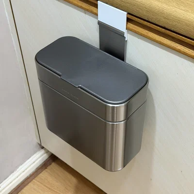 Ngàm treo giỏ đựng thực phẩm Simplehuman lên cửa tủ