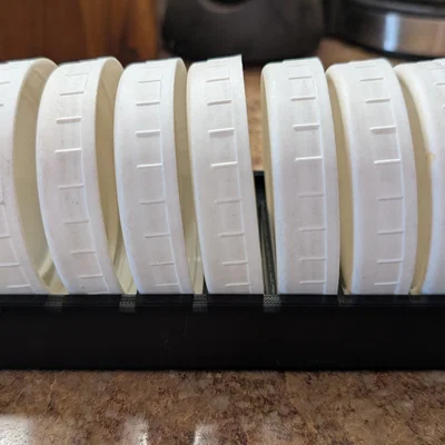 Khay 3D đựng nắp hũ Mason Jar – Giải pháp sắp xếp bếp gọn gàng