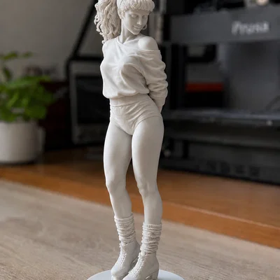 Mô hình cô gái trượt patin (Rollerskate Girl) in 3D nghệ thuật