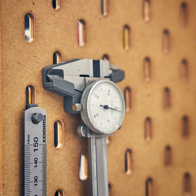 Giá treo thước kẹp (caliper) cho bảng IKEA Skadis