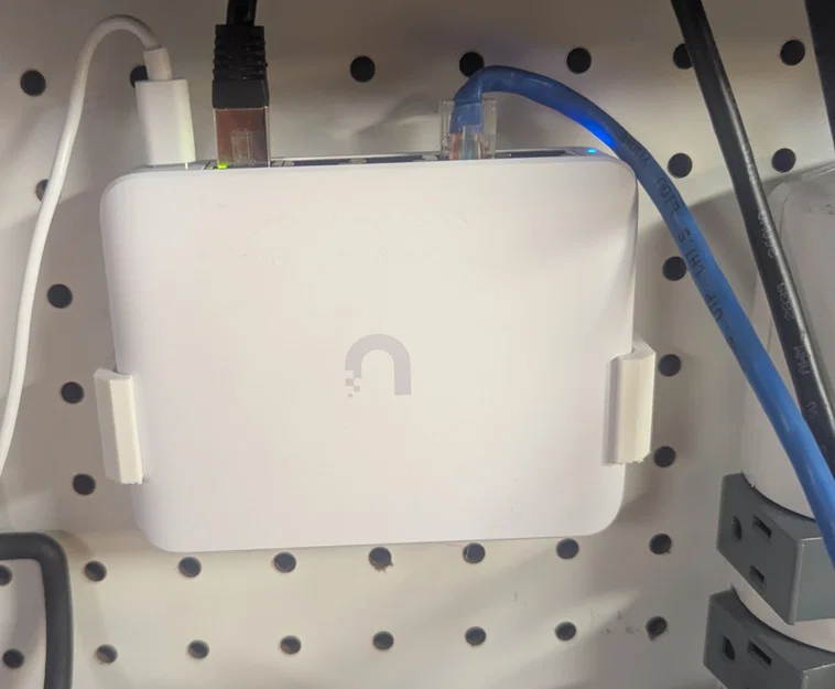 Giá treo UniFi USW Flex 2.5G trên bảng lỗ Sy Pegboard - Image 1