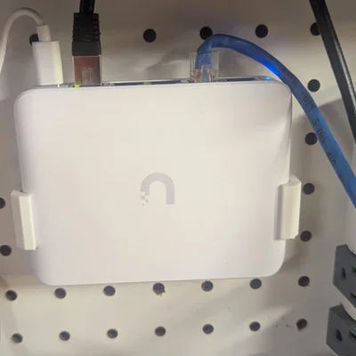 Giá treo UniFi USW Flex 2.5G trên bảng lỗ Sy Pegboard