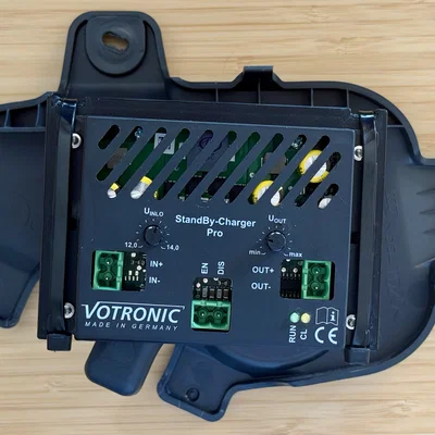 Giá đỡ dưới ghế cho bộ sạc Votronic StandBy-Charger Pro