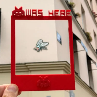Khung chụp ảnh phong cách Polaroid Invader Was Here