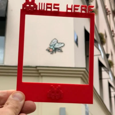 Khung chụp ảnh phong cách Polaroid Invader Was Here