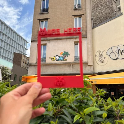 Khung chụp ảnh phong cách Polaroid Invader Was Here