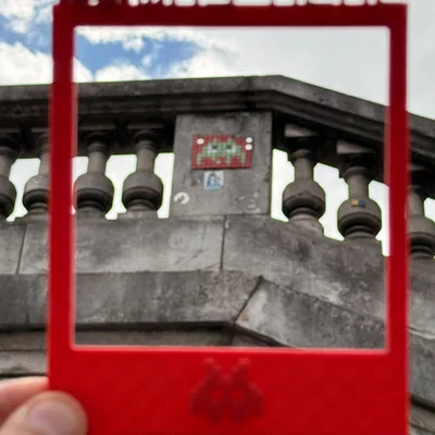 Khung chụp ảnh phong cách Polaroid Invader Was Here