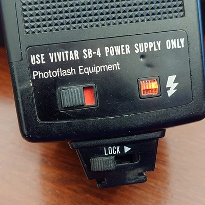 Khay gắn pin AA cho đèn flash Vivitar 283