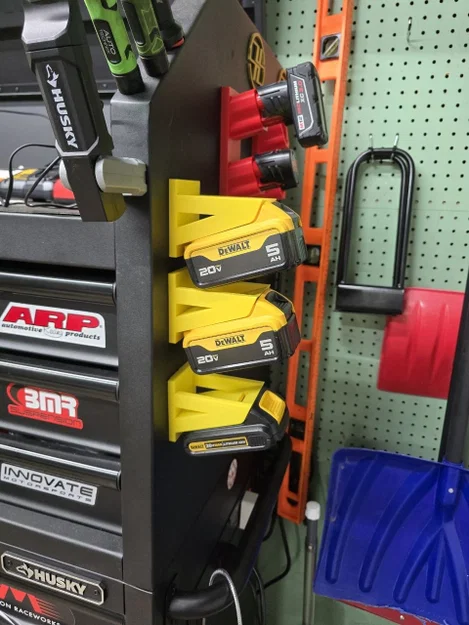 Giá đỡ pin Dewalt 20v tích hợp nam châm - Image 1