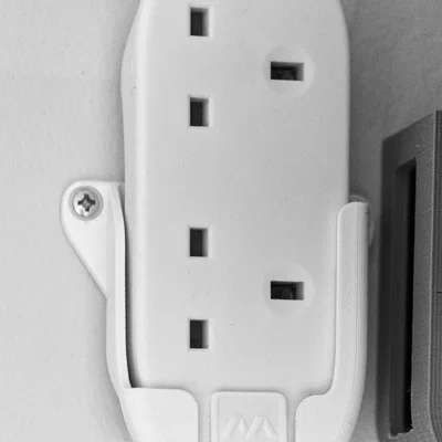 Giá treo ổ cắm điện Masterplug lên tường