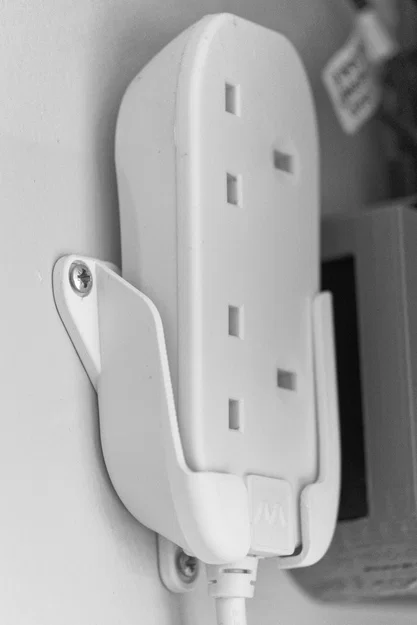 Giá treo ổ cắm điện Masterplug lên tường - Image 2