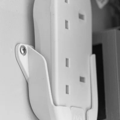 Giá treo ổ cắm điện Masterplug lên tường