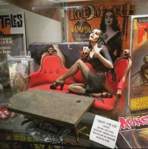 Mô hình nhân vật Vampira cổ điển - Image 2