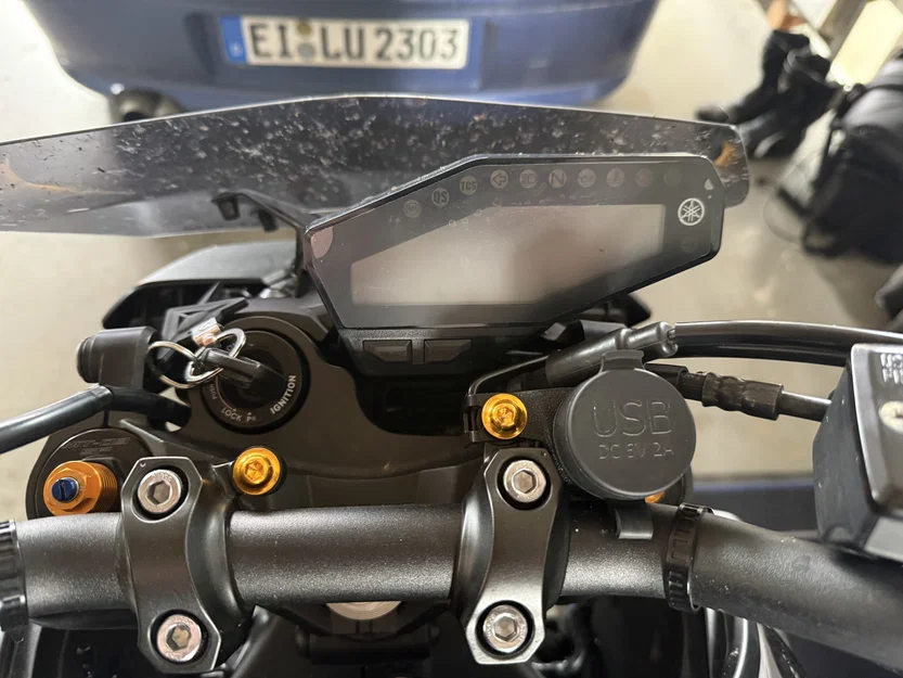 Ngàm gắn bộ sạc USB 3D cho Yamaha MT-09 RN43 - Giải pháp gọn gàng - Image 1