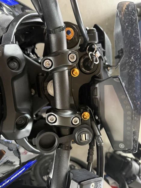 Ngàm gắn bộ sạc USB 3D cho Yamaha MT-09 RN43 - Giải pháp gọn gàng - Image 2