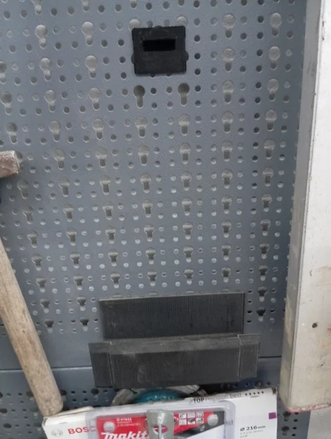 Giá treo máy mài Parkside PFBS 12 B3 lên bảng đục lỗ (Kupper Wall) - Image 3