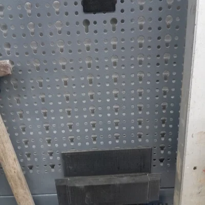 Giá treo máy mài Parkside PFBS 12 B3 lên bảng đục lỗ (Kupper Wall)