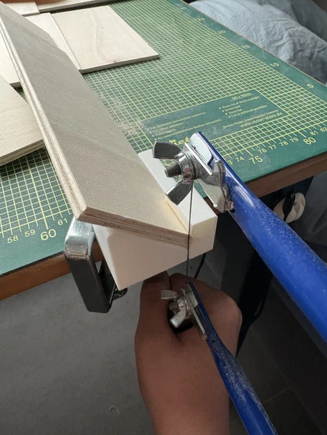 Khuôn dẫn hướng cắt góc (Miter Jig) cho cưa lọng dùng cho ván mỏng - Image 1