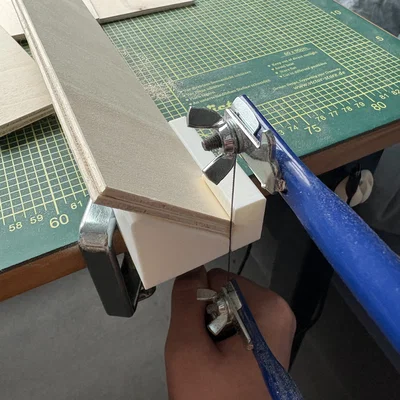 Khuôn dẫn hướng cắt góc (Miter Jig) cho cưa lọng dùng cho ván mỏng