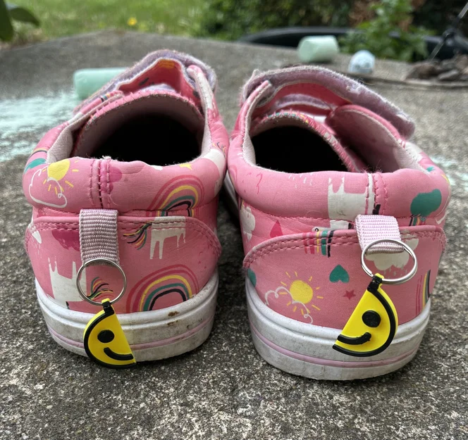 Dụng cụ giúp bé mang giày đúng chiều (Shoe Sider) - Image 1