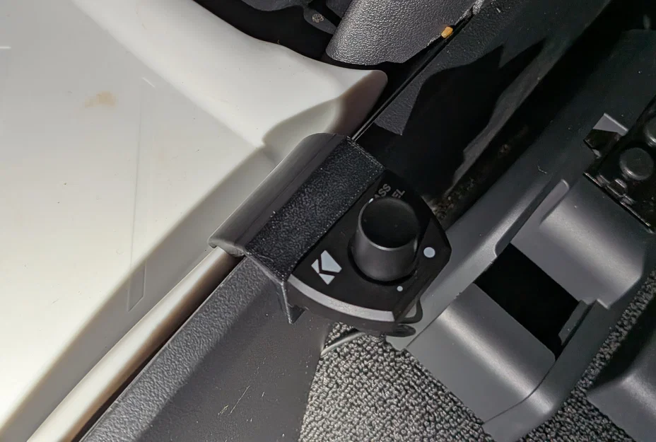 Rivian: Giá treo núm chỉnh Sub Kicker vào khay để đồ - Image 2