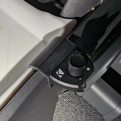 Rivian: Giá treo núm chỉnh Sub Kicker vào khay để đồ