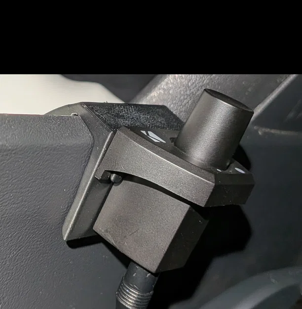 Rivian: Giá treo núm chỉnh Sub Kicker vào khay để đồ - Image 3