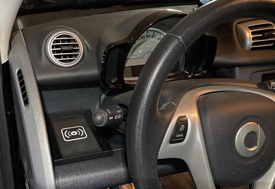 Giá đỡ điện thoại kèm đế sạc không dây cho Smart ForTwo 451 - Image 1