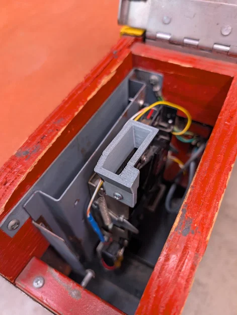 Phễu dẫn xu/Quarter Guide cho coin mech arcade Skee-Ball Model S (1992) - Image 1