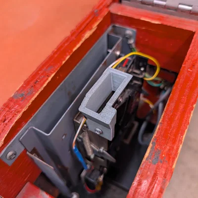 Phễu dẫn xu/Quarter Guide cho coin mech arcade Skee-Ball Model S (1992)