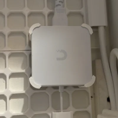 Giá treo nguồn điện Unifi UCG Fiber trên hệ thống openGrid