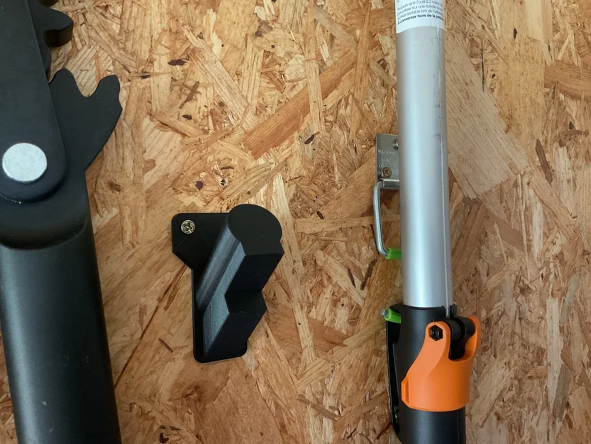 Giá treo tường 3D cho dụng cụ hái quả Fiskars UPX86 gọn gàng - Image 1