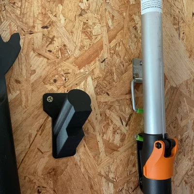 Giá treo tường 3D cho dụng cụ hái quả Fiskars UPX86 gọn gàng