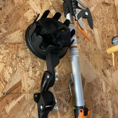 Giá treo tường 3D cho dụng cụ hái quả Fiskars UPX86 gọn gàng