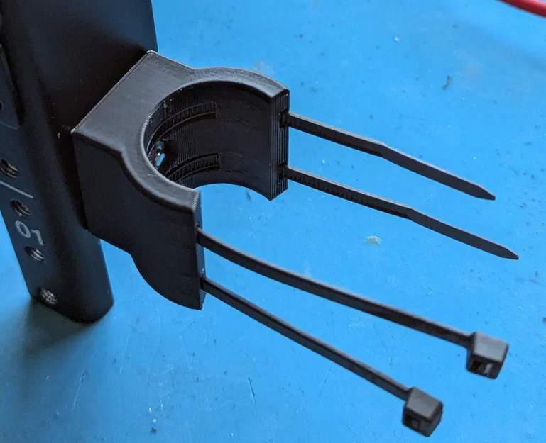 Bracket kẹp pole kệ lưới, có captured nut và zip ties - Image 1