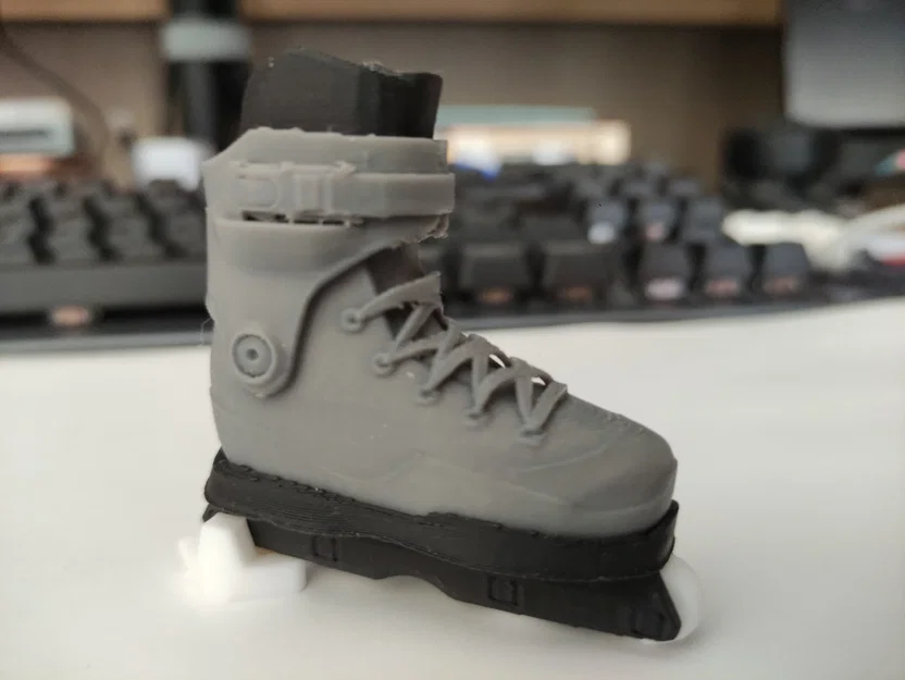 Móc khóa đồ chơi Inline Skate Iqon ACT (Iqon ACT Inline Skate toy keyholder) - Image 1