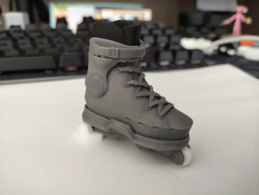 Móc khóa đồ chơi giày trượt Cougar Skates V7 7003 Inline Skate - Image 1