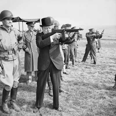 Mô hình 3D Winston Churchill cầm súng tiểu liên - Tỷ lệ 1:35