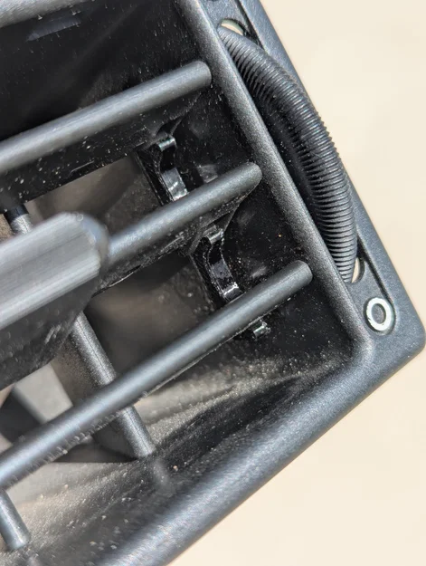 Ngàm/kẹp nối cửa gió Porsche 911 (1984–1989) – vent connector clip - Image 1