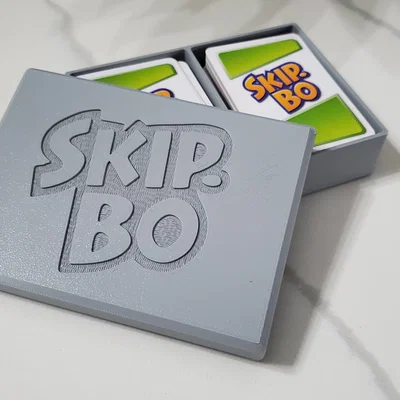 Hộp đựng bài Skip-Bo có logo