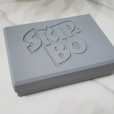 Hộp đựng bài Skip-Bo có logo
