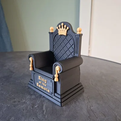 King of the Remote – Giá đỡ Remote hình Ngai Vàng