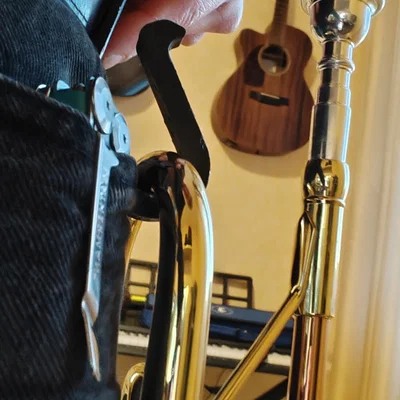 Móc treo kèn Trumpet tiện lợi cho nhạc công diễu hành