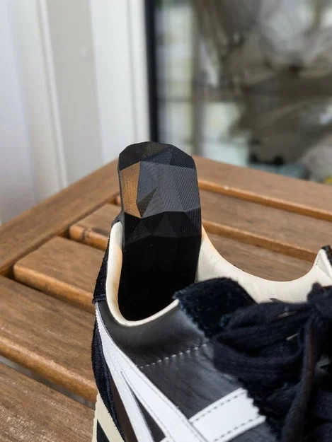 Đón gót giày (shoehorn) mini phong cách low poly - Image 3