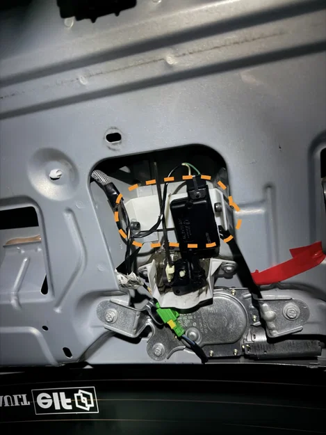 Renault Megane Break 2001 - Bát đỡ cơ cấu đóng cốp sau - Image 1