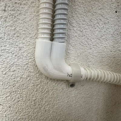 Bộ chuyển đổi góc 90° gom hai ống thoát nước máy lạnh về một
