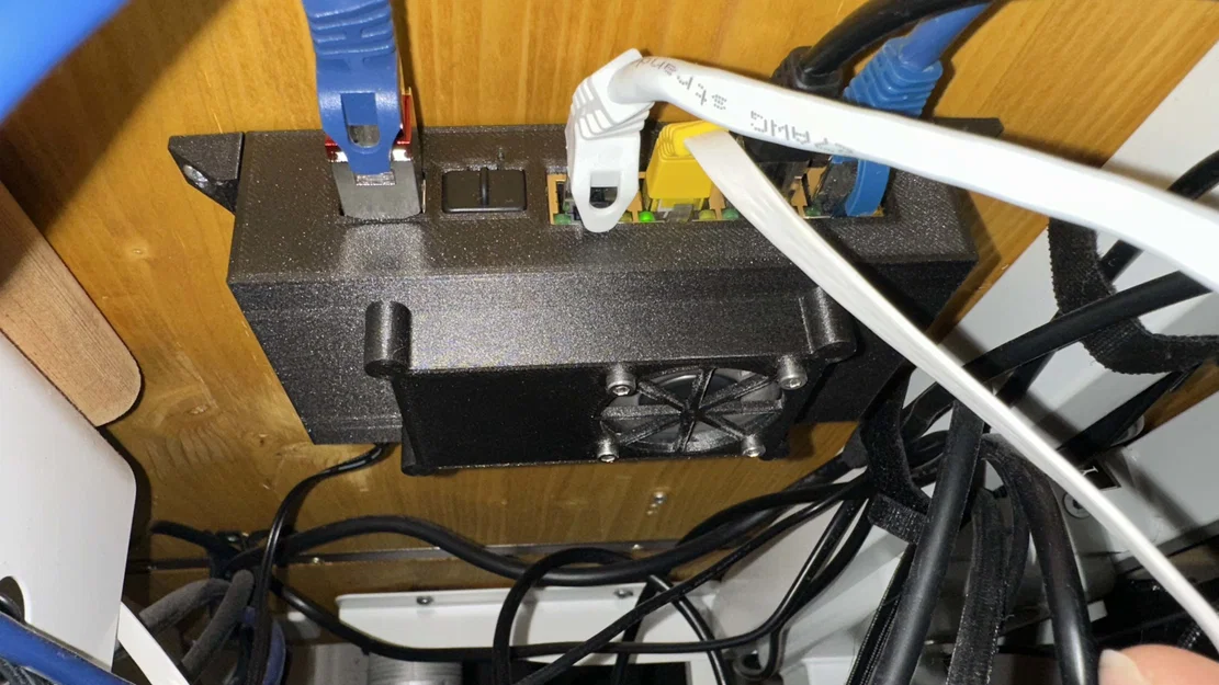 Case bảo vệ tích hợp quạt làm mát cho switch Generic K0402WS - Image 1