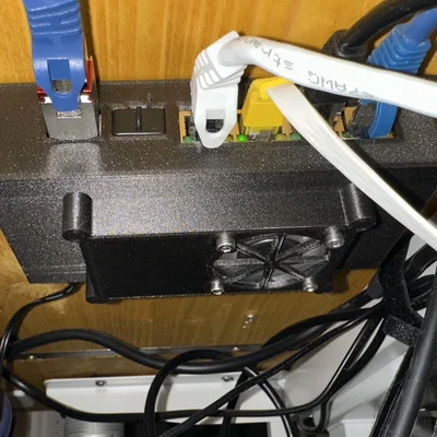 Case bảo vệ tích hợp quạt làm mát cho switch Generic K0402WS