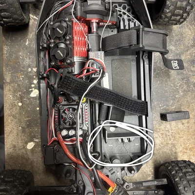 Hộp chứa bộ thu sóng (Receiver Box) cho xe RC ARRMA Typhon Mega 665