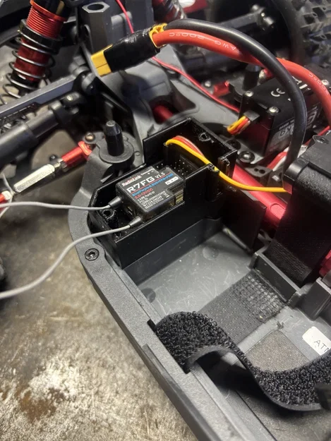Hộp chứa bộ thu sóng (Receiver Box) cho xe RC ARRMA Typhon Mega 665 - Image 4